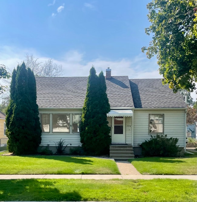 Building Photo - 778 4th Ave W