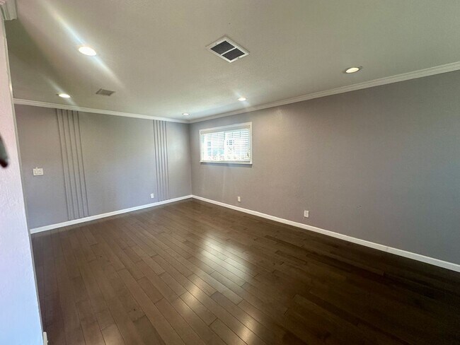 Building Photo - Newly Updated 3 Bedroom 2 Bathroom!