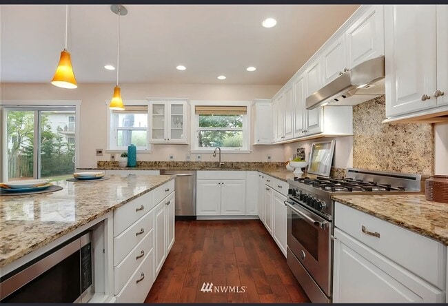 Building Photo - Spacious 5 bedroom home in desirable North Seattle Location!