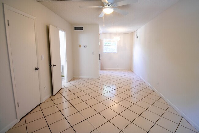 Foto del edificio - 2/1.5 Townhouse style apartment- available...