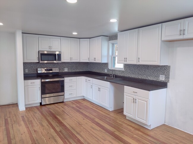 Large eat-in kitchen with 26 handle cabinetry - 1009 Reading Ave