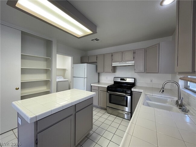 Foto del edificio - 8348 Pendragon Cir