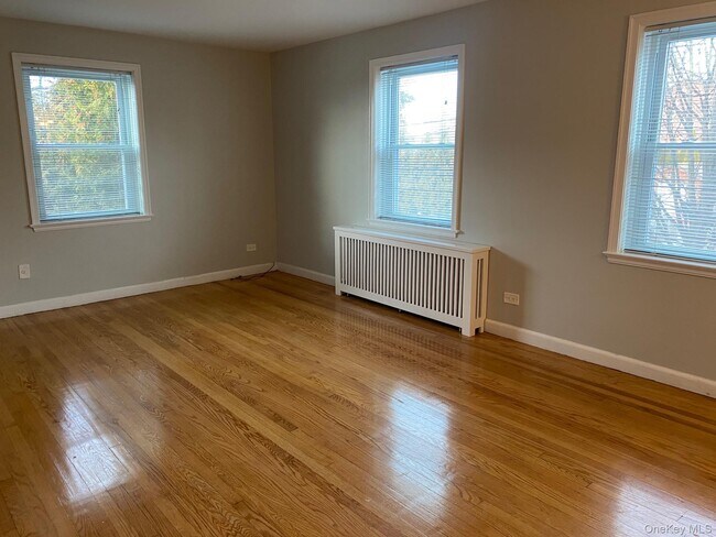 Foto del edificio - 49-16 Douglaston Pkwy