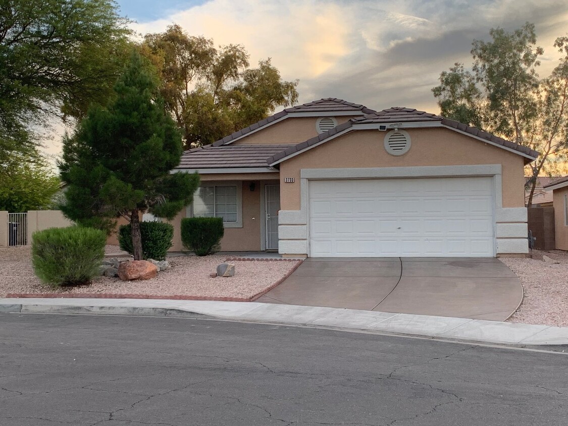 Foto principal - Great 1 story home; 2 Bedroom Single Famil...