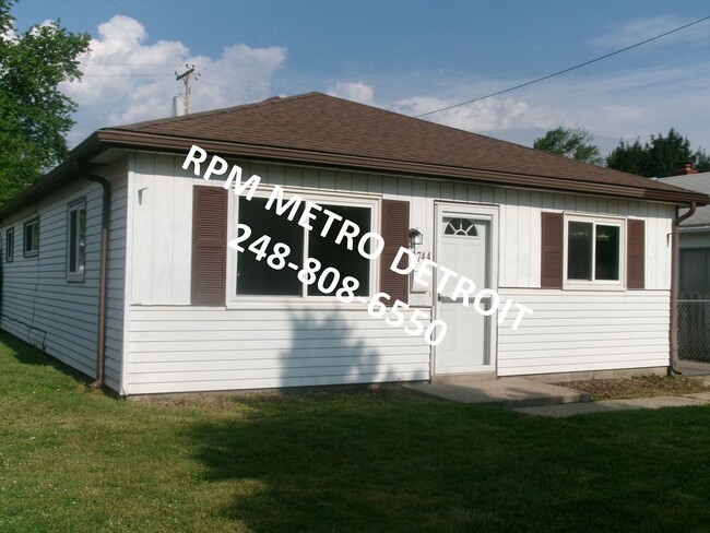 Building Photo - 3 Bedroom Ranch Home in Dearborn Heights