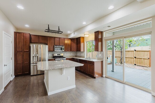 Building Photo - 2656 Champagne Ave