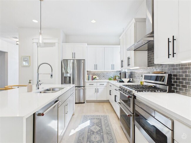 Building Photo - 3002 Sunridge Dr