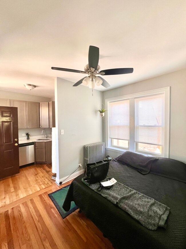 Building Photo - 2820 W Dickens Ave