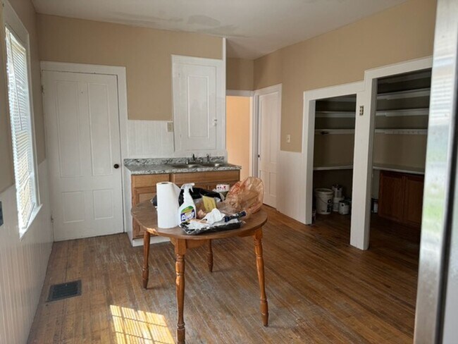 Building Photo - Three- Four Bedroom Home - Heat included! ...