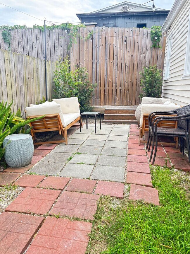 Building Photo - Available July 9th. FULLY FURNISHED 3 BR i...