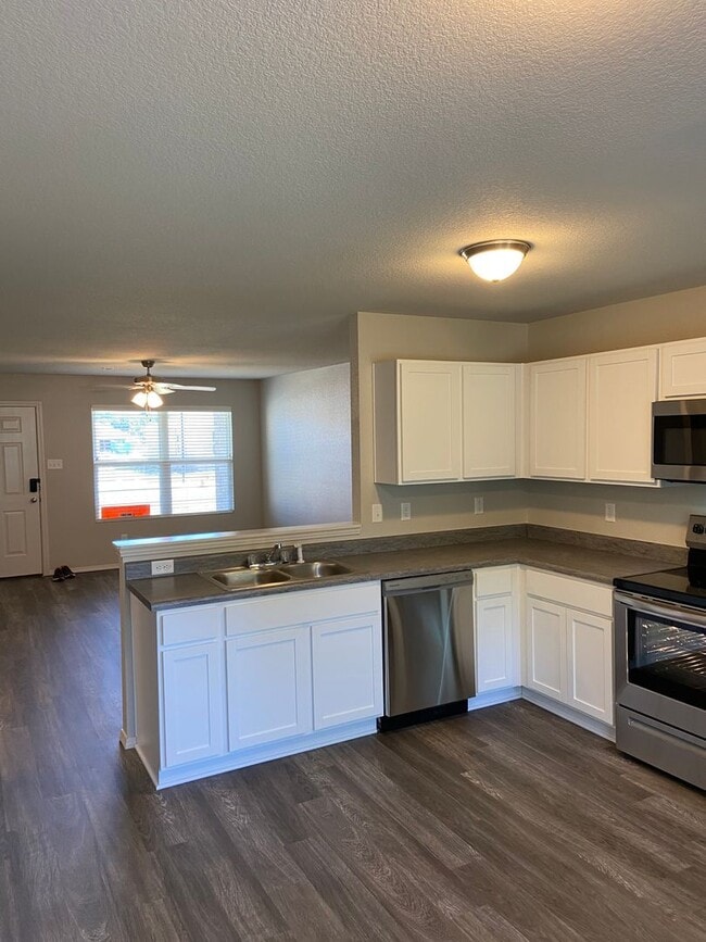 Building Photo - *Pre-leasing* Three Bedroom | Two Bath Hom...