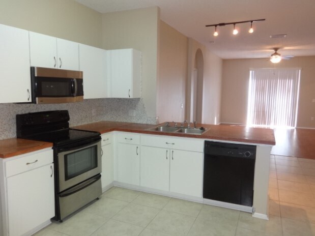 Foto del edificio - 523 Royal Ridge St