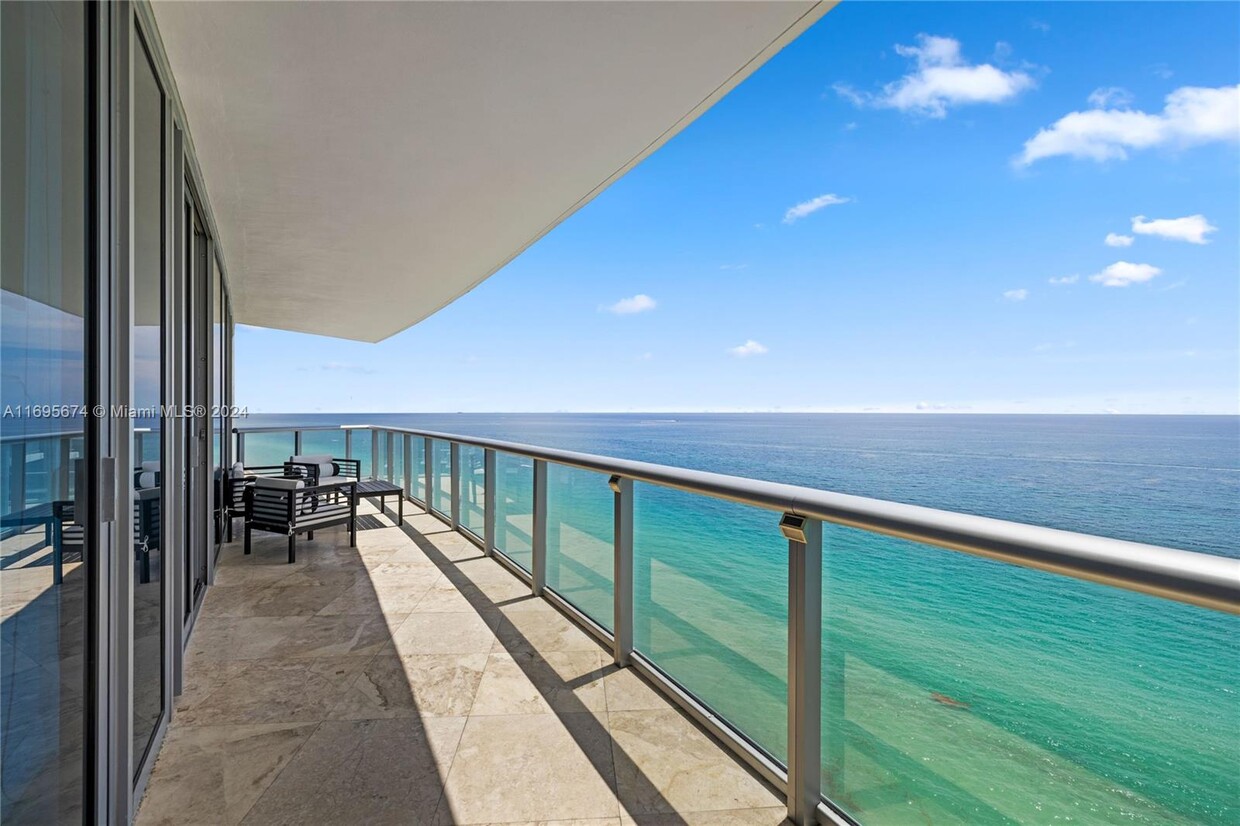 Foto principal - 17001 Collins Ave