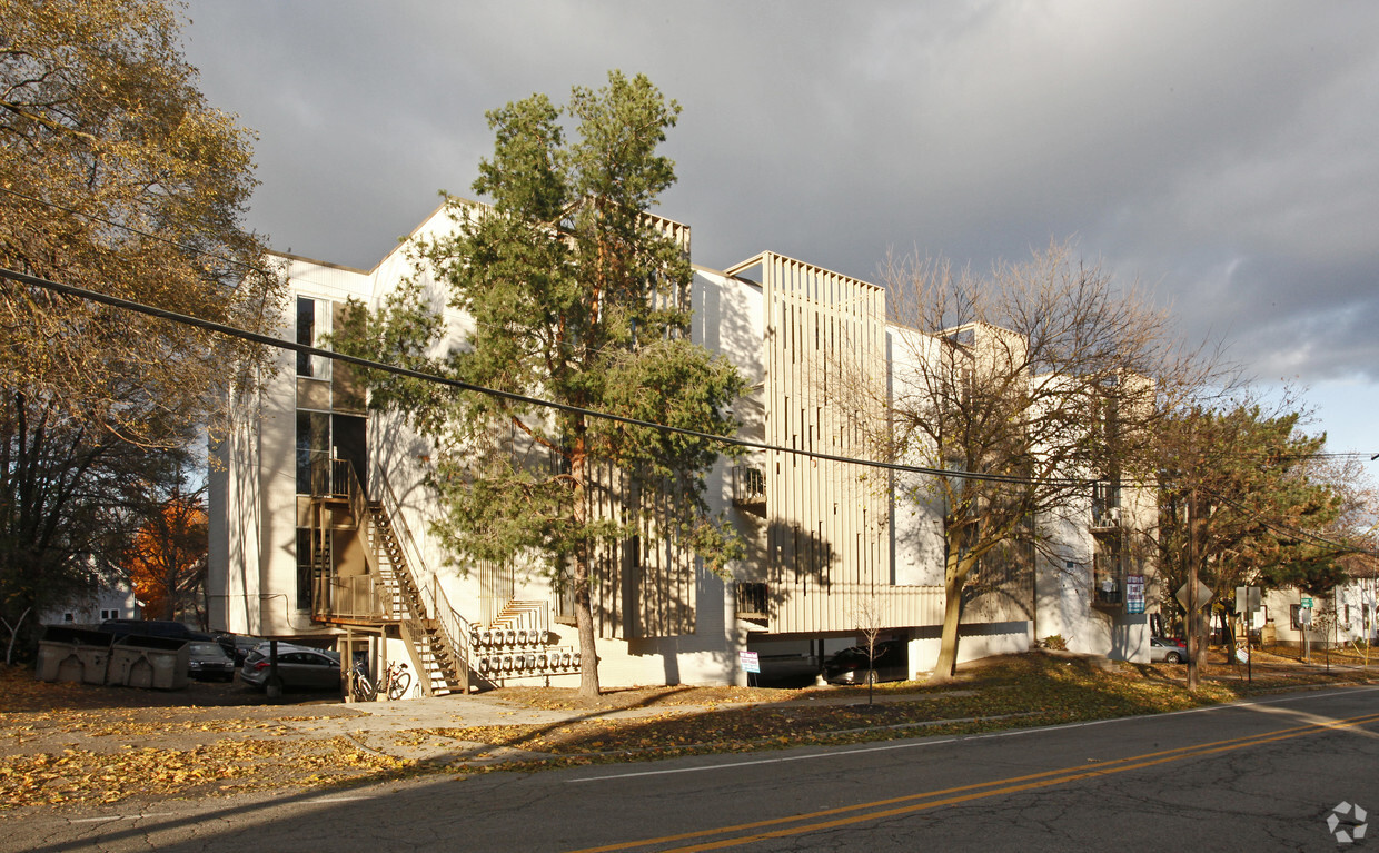 Primary Photo - Tradewinds Apartments