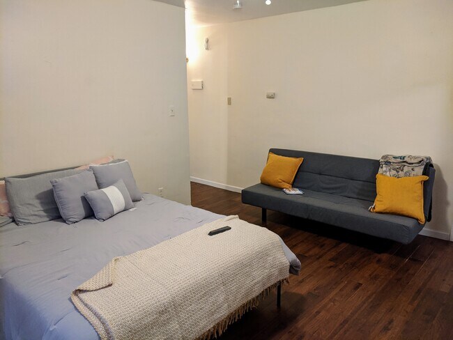 Unidad #2.5 (estudio): Sala de estar - 3444 Ward St