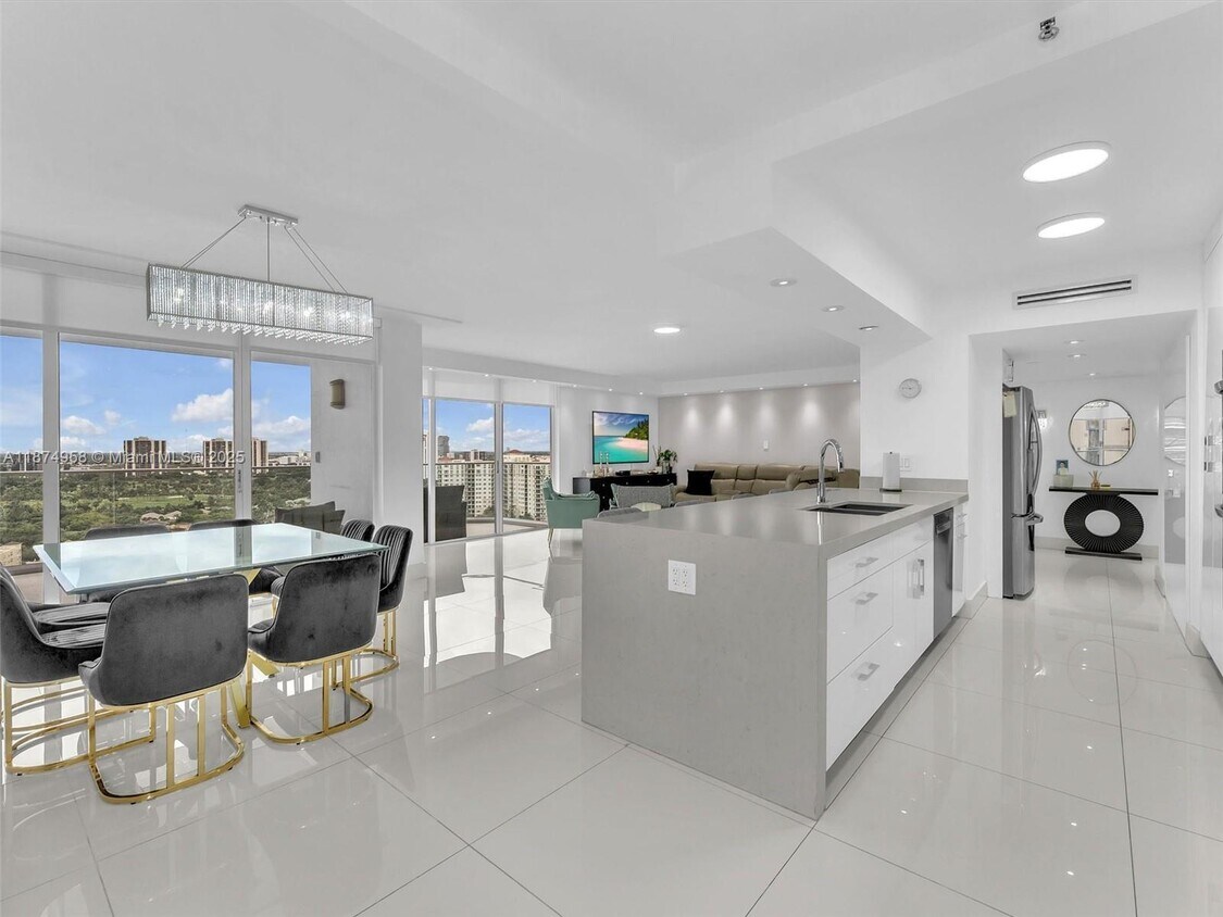 Foto principal - 19707 Turnberry Way
