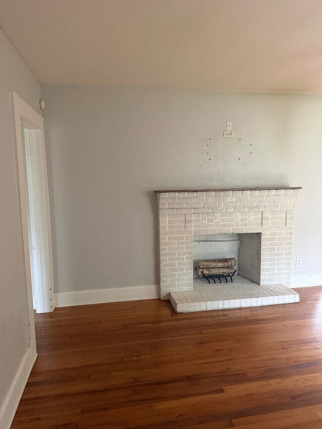 Photo - Beautiful 3 bedroom home with large backyard