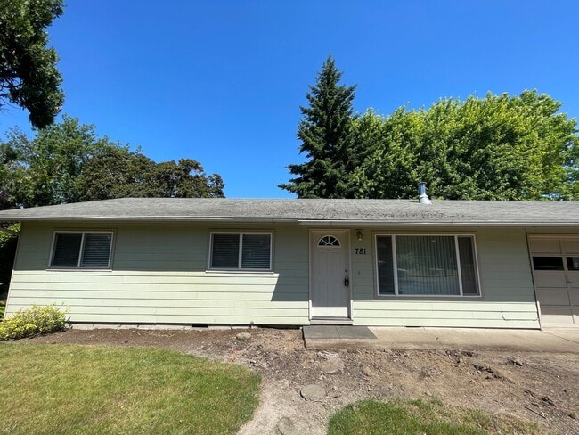 Building Photo - Hard to find 3 bedroom 2, bathroom.