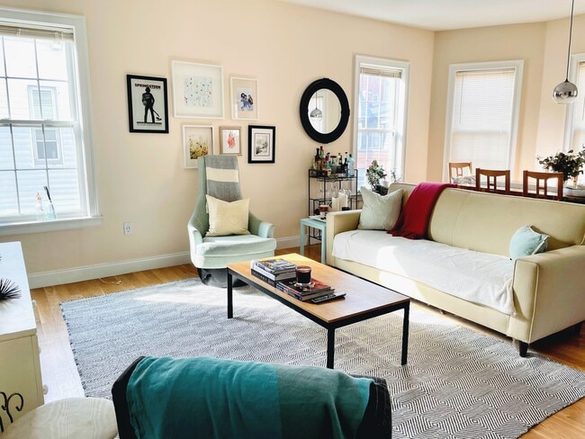 Living - 202 Green St