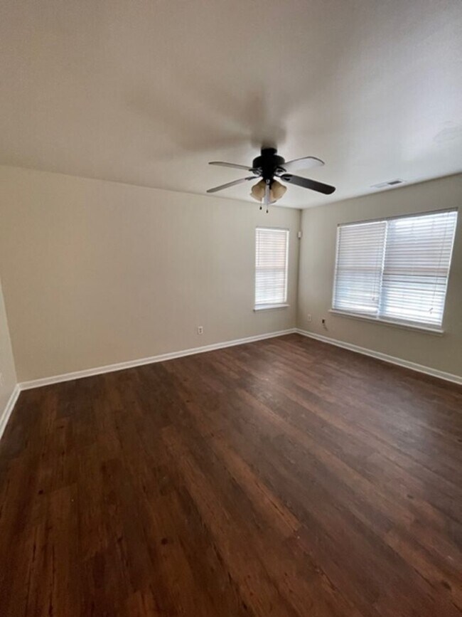 Foto del edificio - Must see this 4 bedroom 2.5 bath townhouse...