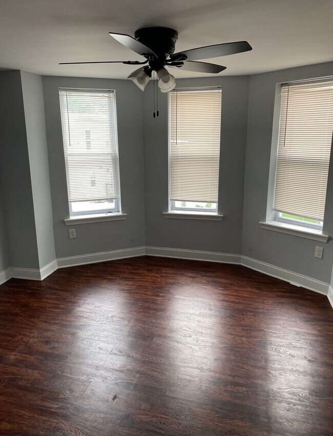 Foto del edificio - Spacious 3 Bedroom Townhouse – Available A...