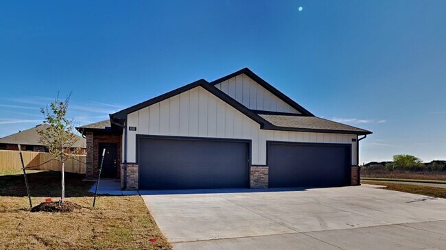 Building Photo - Luxury 3 Bedroom 2 Bathroom Duplex with 2 Car Garage in Piedmont Schools (Neighborhood Park/Baske...