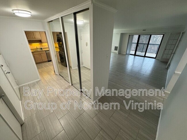 Building Photo - 205 Yoakum Pkwy