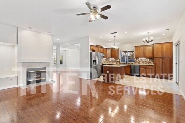 Foto del edificio - Spacious Custom Folsom Home with 4 bedroom...