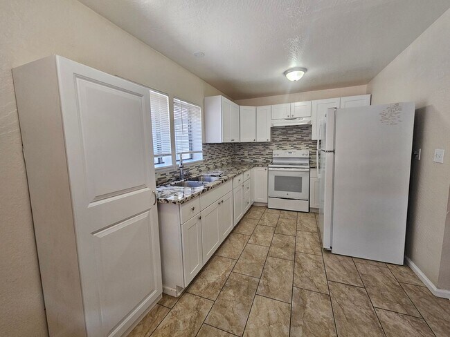 Building Photo - 3 Bedroom Midtown Townhouse - Close to Eve...