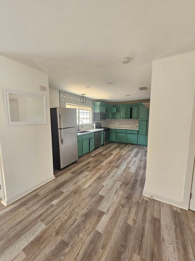 Foto del edificio - 2 bed 1 bath home + bonus room near Joshua...