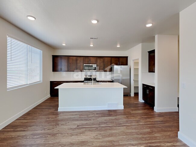 Foto del edificio - 3324 Fields Ave