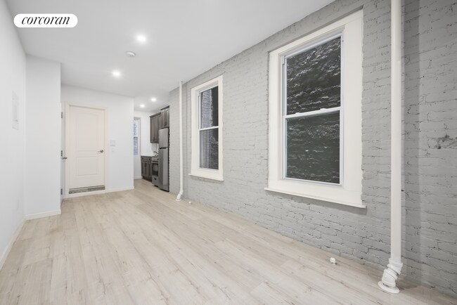 Foto del edificio - 229 E 11th St