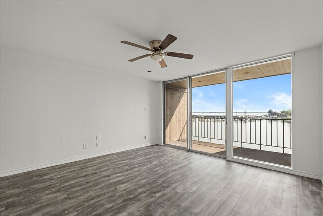 Foto del edificio - 12600 Melville Dr