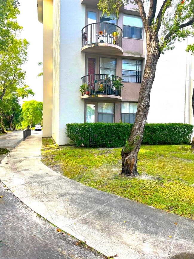 Building Photo - 2701 Riverside Dr