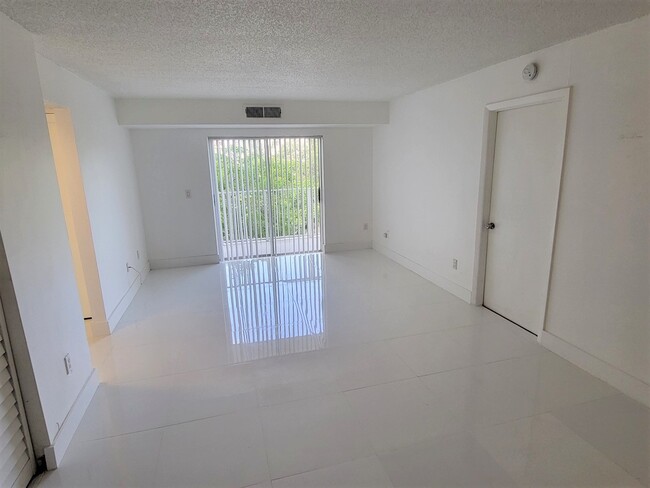 Foto del edificio - 8260 SW 210th St