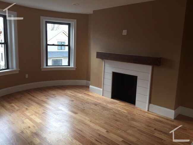 Building Photo - 33 Linden St