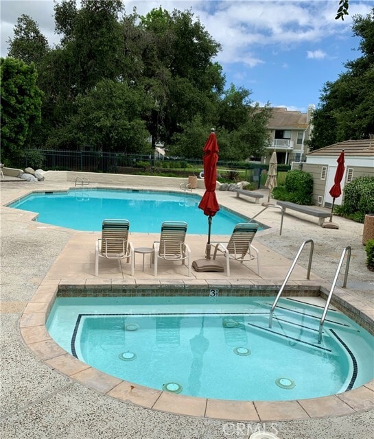 Foto del edificio - 8 Green Brier Cir