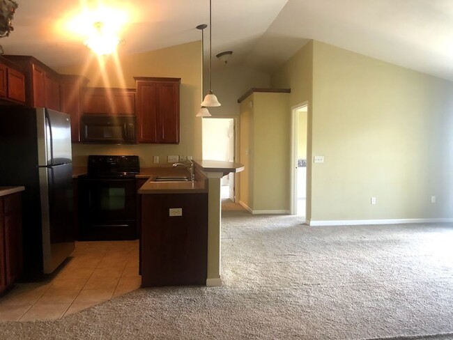 Building Photo - Large 2 Bedroom Plus Den, 2 Bath Upper Con...