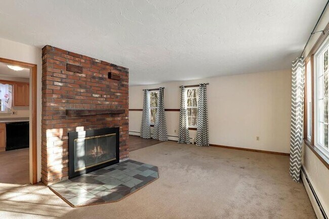 Foto del edificio - Well maintained, 3 Bedroom single family home in lovely Westford neighborhood.