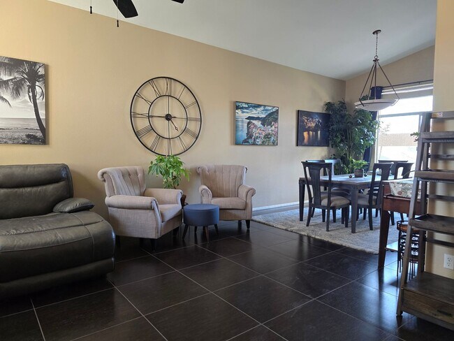 Foto del edificio - 2 story, 2 car garage, 5 bedroom, coveredpatio, All appliances. move in ready home with solar inc...