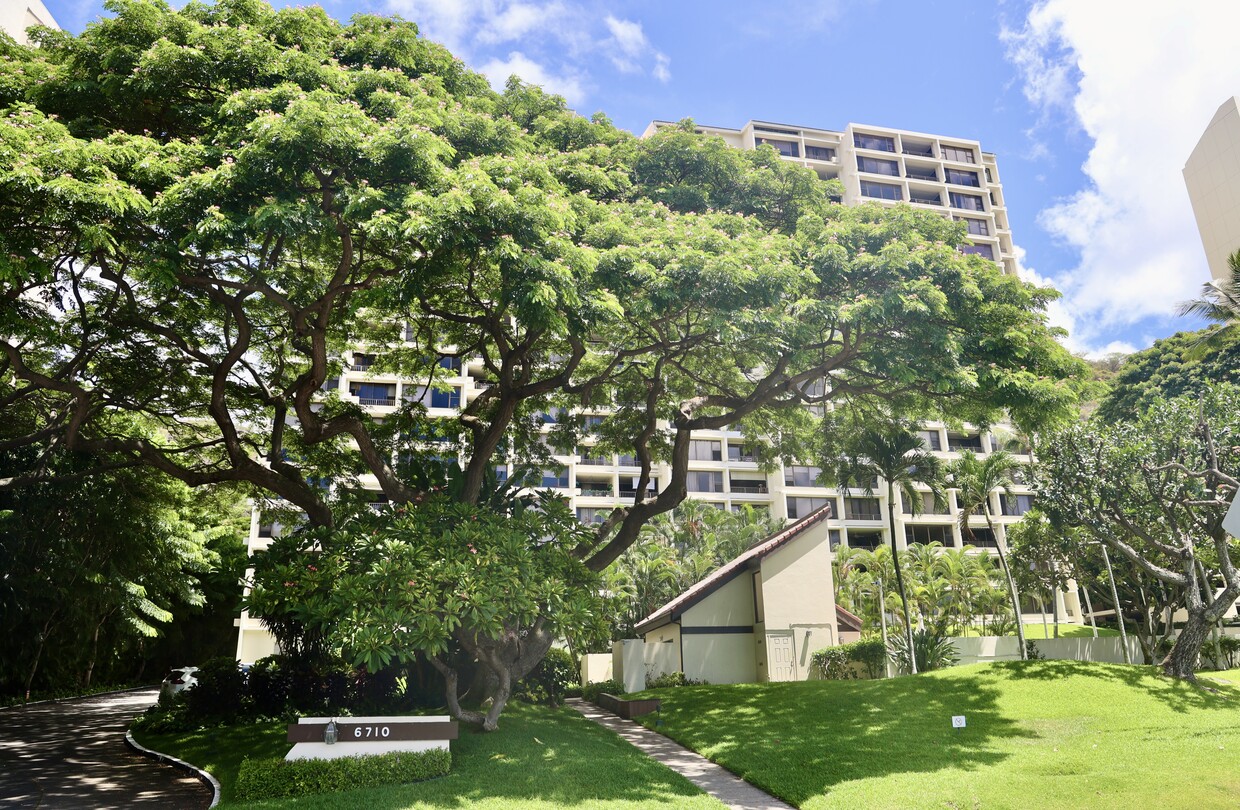 Front of Building - 6710 Hawaii Kai Dr