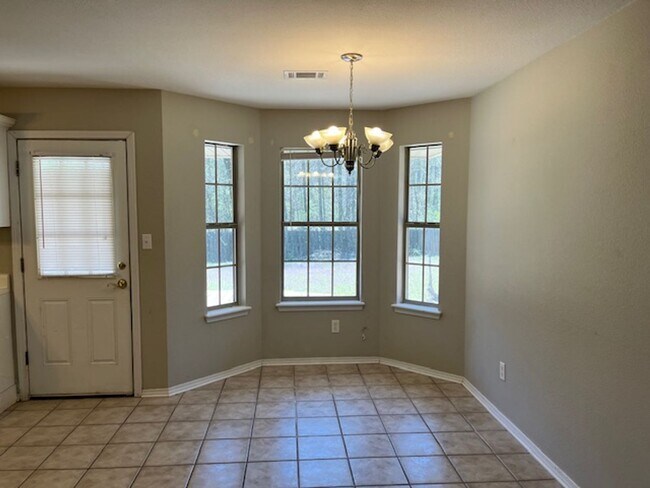 Foto del edificio - Introducing a charming 3-bedroom, 2-bathroom house located in the desirable area of Russellville,...