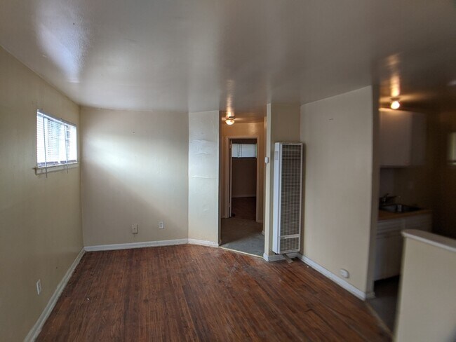 Building Photo - Renovated Apartment Near Rhodes College!