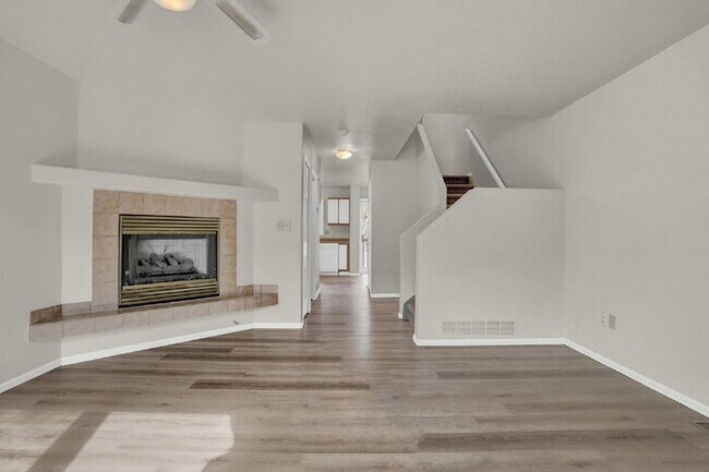 Building Photo - 6925 Yellowpine Dr