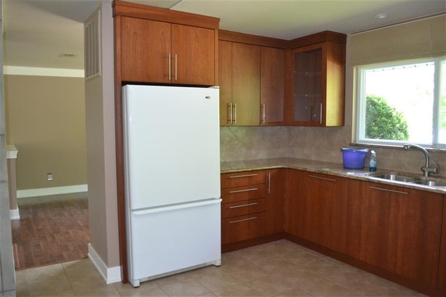 Building Photo - 2537 Stonegate Dr