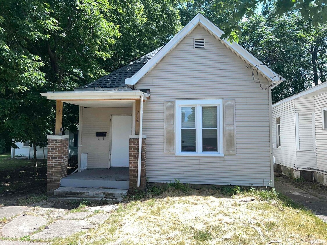 Primary Photo - 114 E Maywood Ave