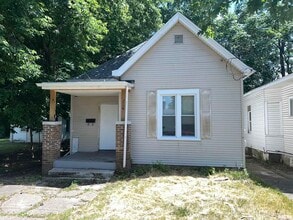 Building Photo - 114 E Maywood Ave