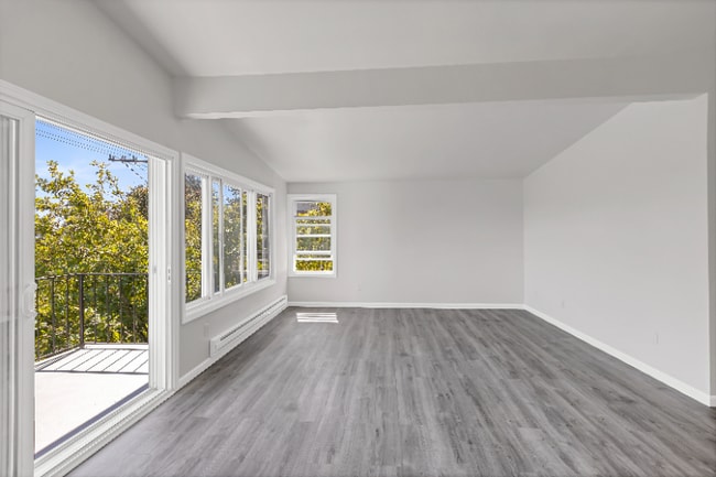Building Photo - 10607 Des Moines Memorial Dr