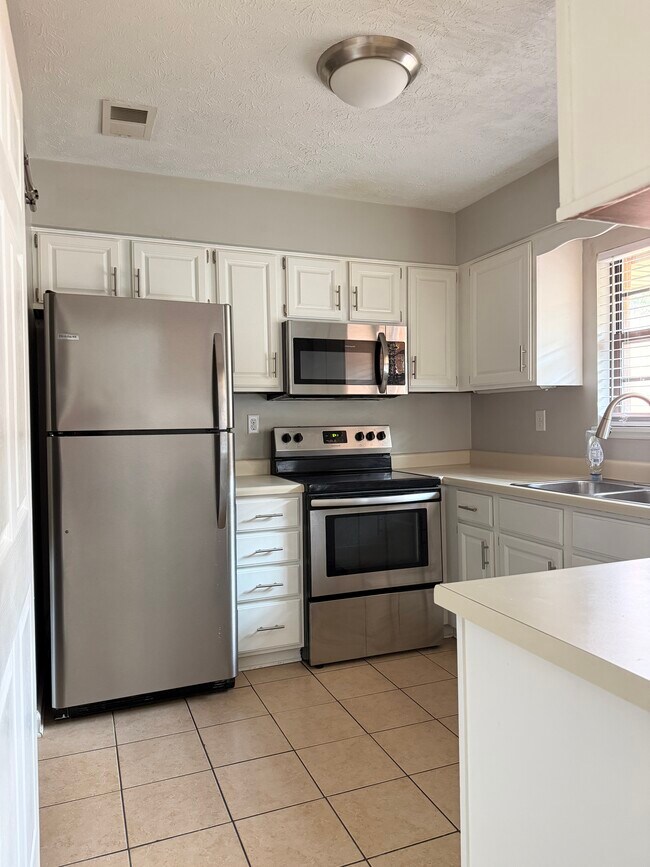 Building Photo - 3441 Laredo Dr