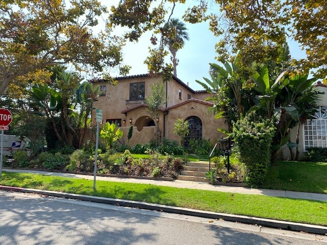 Primary Photo - 475 S La Peer Dr